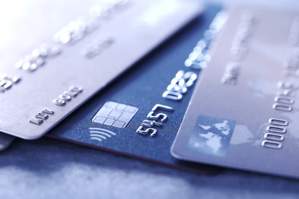 Как сменить дебетовую карту без потери автоплатежей