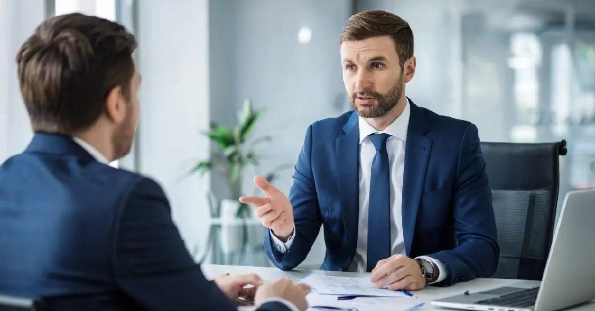 Работа в страховании: чем занимается страховой агент