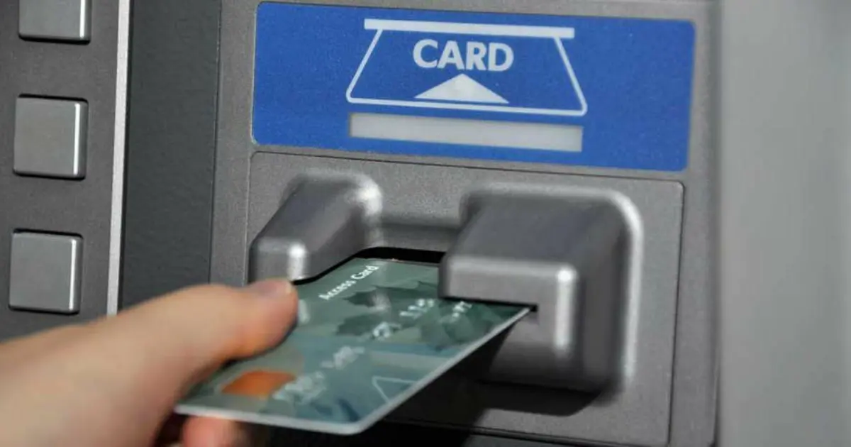 Как снять деньги с кредитки без комиссии и не попасть в “черный список” банка