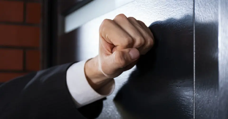 Коллекторы и МФО: что имеют право делать, а что грозит уголовной статьей