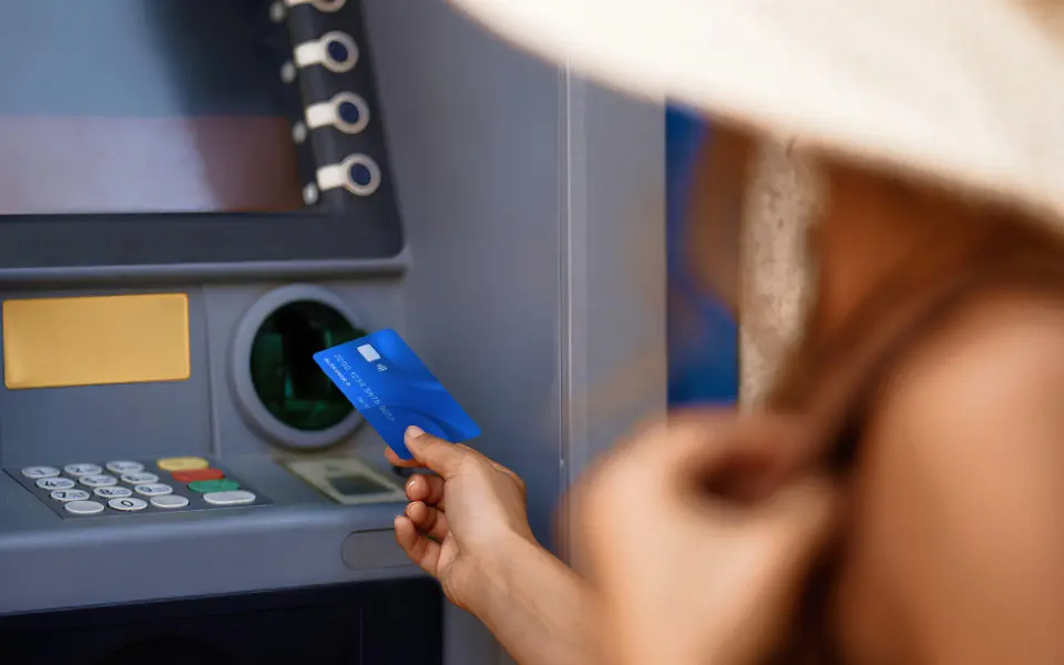 Как безопасно снимать деньги за границей