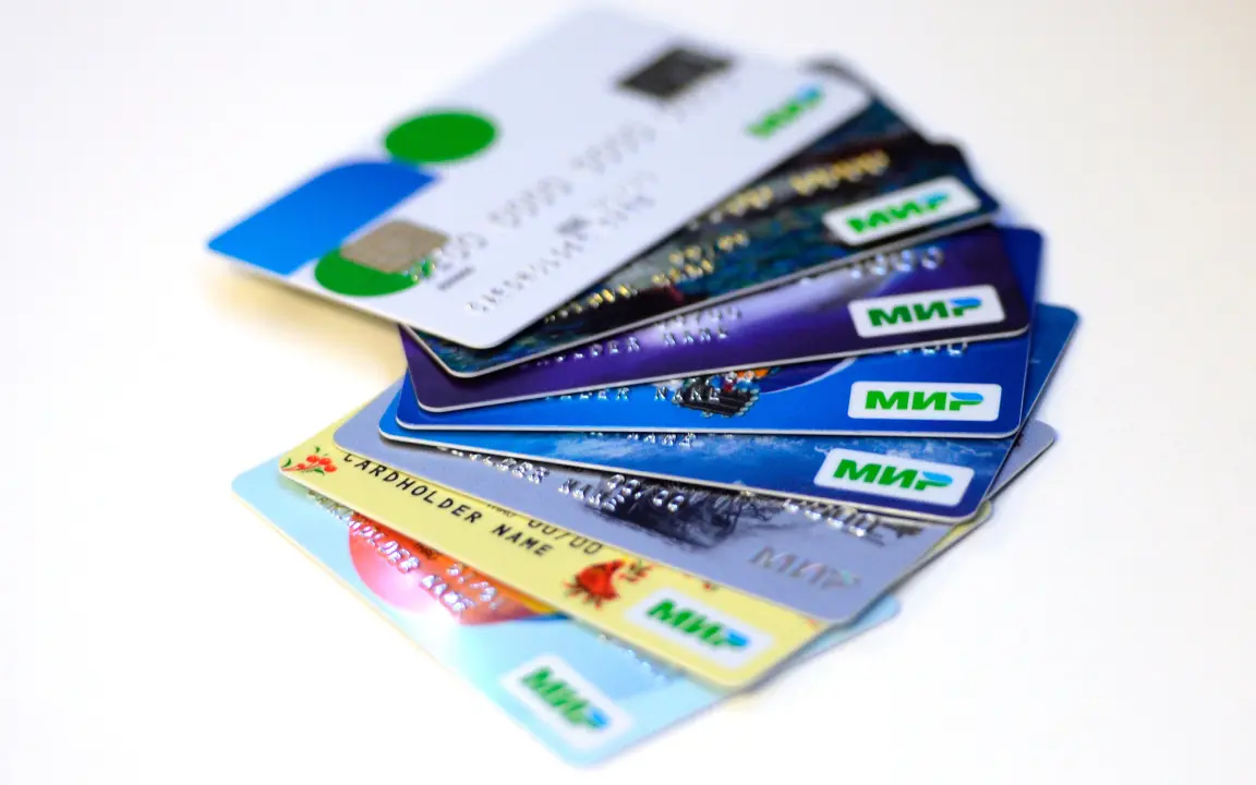 Как экономить на комиссиях с дебетовой картой